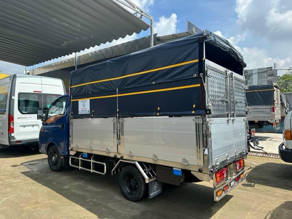 Hyundai Porter H150 thùng mui bạt bửng nhôm mở 5 bửng. 4 bửng hông và 1 bửng sau. Hyundai Porter H150 được mệnh danh là ngôi sao trong dòng tải nhẹ