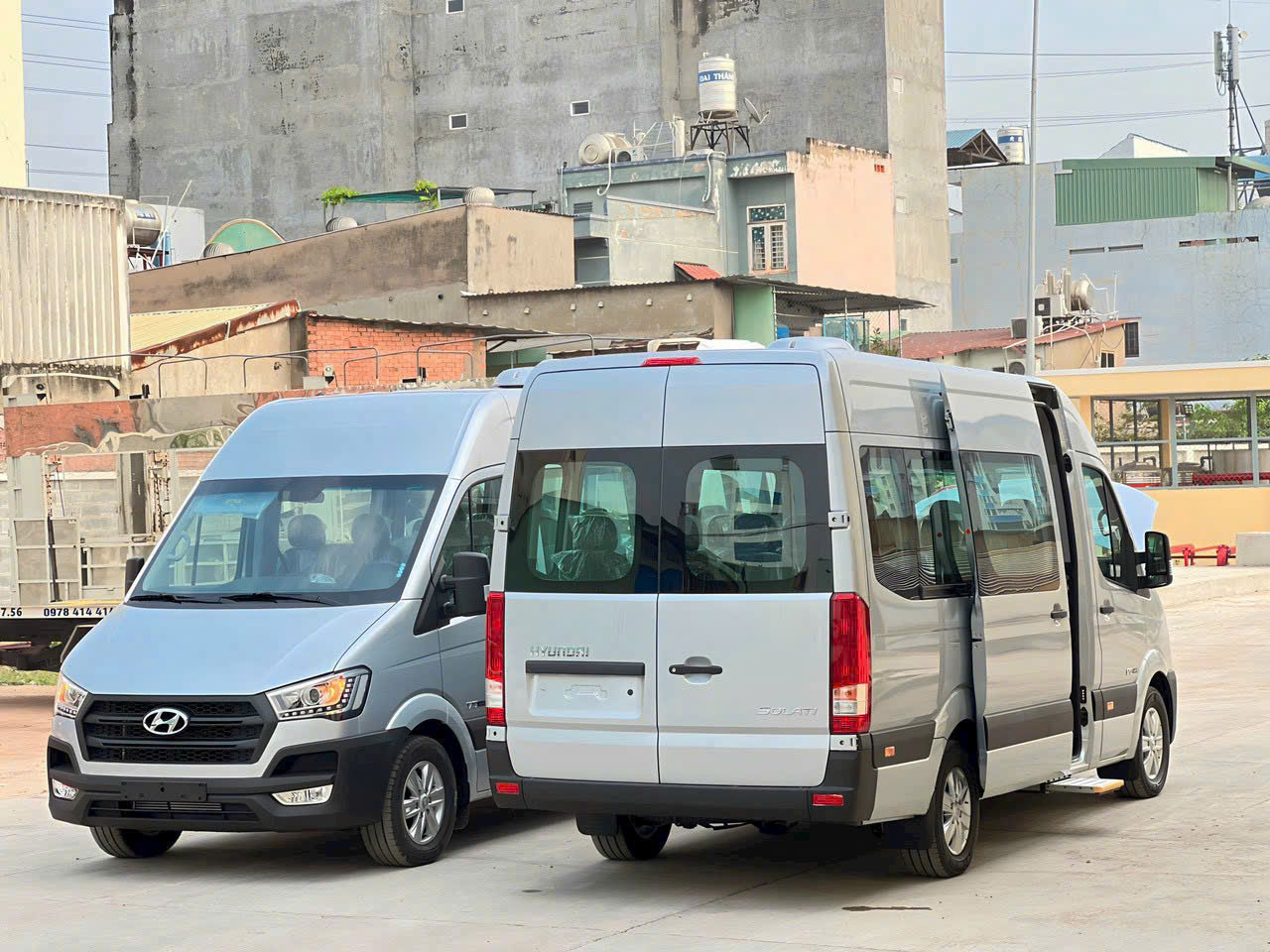 z6347462385794 37d5df86bd7e4cb8bfe7b455781b7956 Hyundai Solati-E5 16 Chỗ