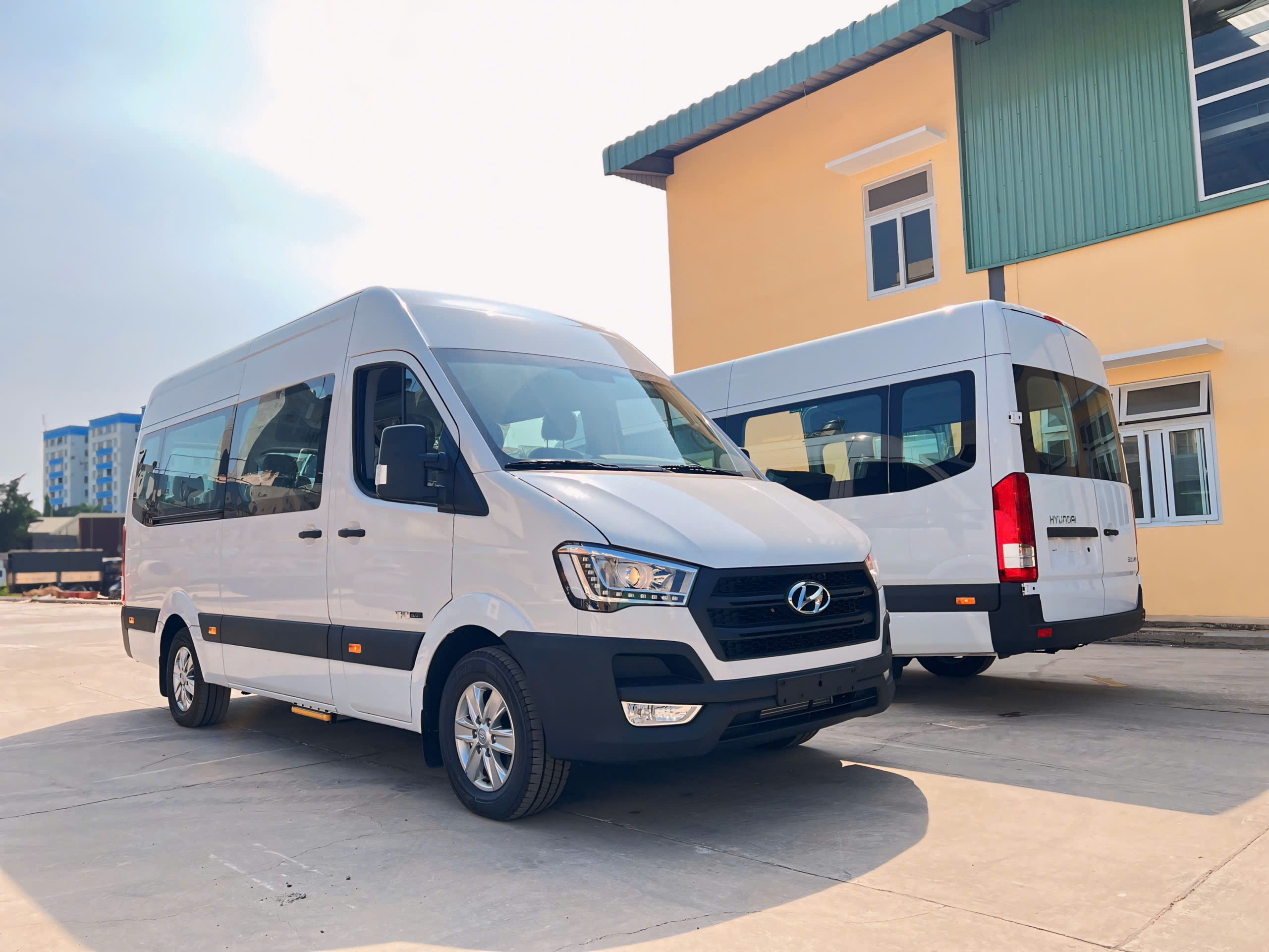 z6347475528190 0e0aa44380533e686daf6865df741727 Hyundai Solati-E5 16 Chỗ